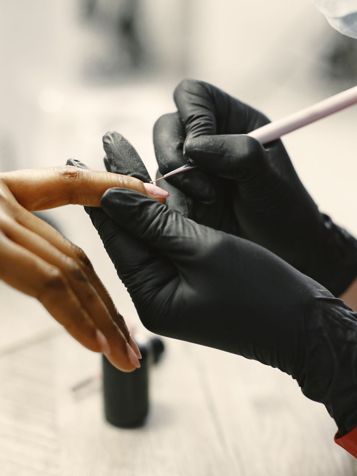Manucure vernis gel semi-permanent sur ongles naturels