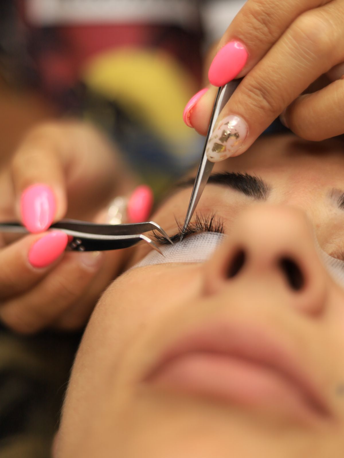 Gros plan sur des extensions de cils réalisées au Studio Éclat à Châteauguay
